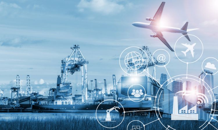 Avión volando sobre un puerto con grúas; iconos digitales flotan alrededor, simbolizando conectividad global y logística avanzada.