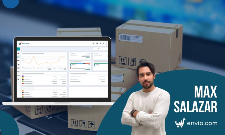 Portátil mostrando software de gestión de envíos en pantalla, rodeado de cajas de cartón. Persona de pie a la derecha. Texto: "MAX SALAZAR envia.com".
