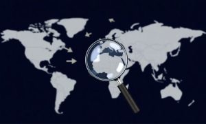 Lupa amplía una sección de un mapa mundial, mostrando mayor detalle. Contexto de análisis global y exploración de mercados.