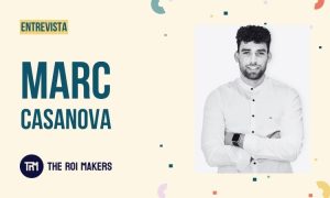 Imagen de un diseño en la que a la izquierda se lee en grande "Entrevista – Marc Casanova", junto al logo de The Roi Makers (TRM). A la derecha aparece una fotografía en blanco y negro de Marc Casanova, con los brazos cruzados y sonriendo ligeramente.
