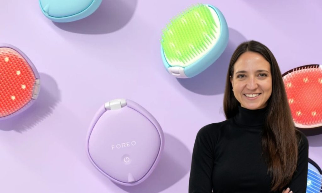 marta panera, directora de marketing global de foreo, ante un fondo con productos de la marca