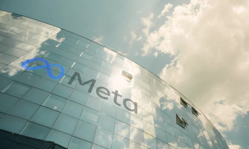 Fotografía en ángulo contrapicado de un edificio acristalado que muestra el logo de Meta