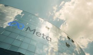 Fotografía en ángulo contrapicado de un edificio acristalado que muestra el logo de Meta