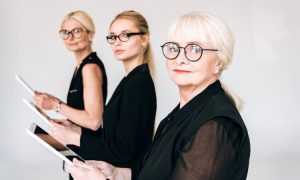 tres mujeres de distintas generaciones con tablets mirando hacia la cámara