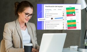 Una mujer trabajando con un portátil, acompañada de una superposición que muestra una vista del panel de planificación de equipo en Monday.com. Se destacan tareas organizadas por meses, responsables asignados y un menú desplegable con estados de tareas codificados por colores (Listo, En curso, Detenido). La imagen transmite una sensación de control, organización y productividad en un entorno de trabajo moderno.