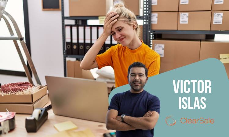 Imagen de una mujer, frente a su PC, frustrada por la fricción ecommerce