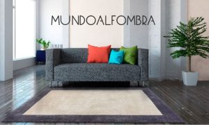 Una de las alfombras de Mundoalfombra decora un salón, en la parte superior de la imagen aparece el logo de la marca