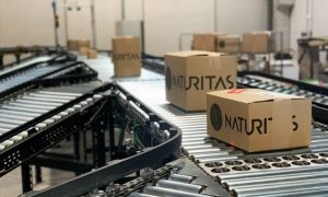 imagen de cinta transportadora en el almacén de naturitas en girona