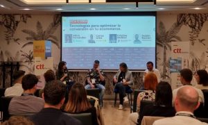 Fotografía del NEXT Conversion Barcelona que muestra a Alicia Fernández (Bizum), Carlos Ortiz (Hoquei360) y Cristina Moliner (Bombonería Pons), moderados por Rubén Bastón (Marketing4eCommerce)