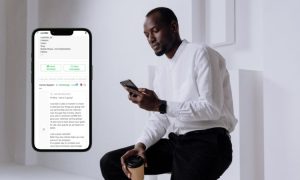 Hombre usando smartphone, sentado con café en oficina moderna. Texto: "nCRM", opciones de envío de mensajes y detalles de contacto. Estrategias digitales.