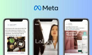 Sobre un fondo degradado azul aparecen, emergiendo de la parte inferior de la imagen, tres teléfonos móviles en cuyas pantallas se ve el resultado de las nuevas herramientas publicitarias impulsadas por IA generativa de texto, imágenes y vídeo de Meta. El logo de la compañía aparece sobre los teléfonos.