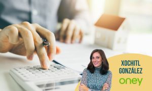 La imagen muestra una mano usando una calculadora junto a documentos y una casa en miniatura, simbolizando la planificación financiera. En la esquina inferior derecha aparece Xochitl González, con su nombre y el logotipo de Oney.