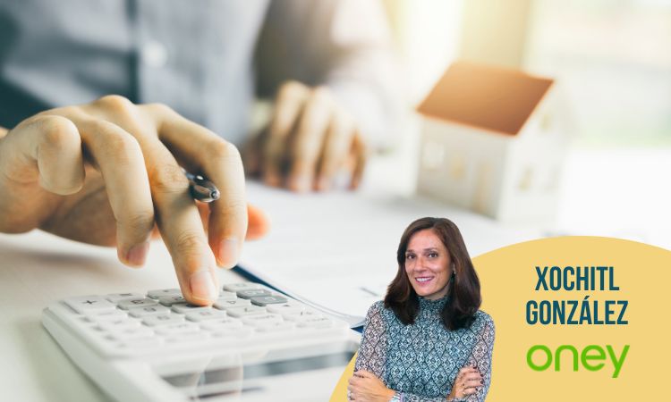 La imagen muestra una mano usando una calculadora junto a documentos y una casa en miniatura, simbolizando la planificación financiera. En la esquina inferior derecha aparece Xochitl González, con su nombre y el logotipo de Oney.