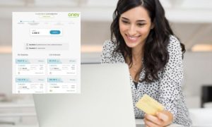 Imagen de una mujer haciendo una financiación online mientras sonríe mirando la pantalla.