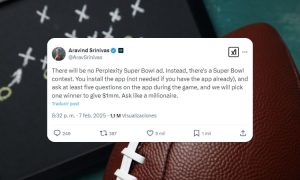 Imagen cuyo fondo es una fotografía de un balón de fútbol americano apoyado sobre una pizarra en la que están dibujados esquemas de juego. En primer plano, sobre la imagen, aparece el tweet publicado por Perplexity animando a participar en su concurso con motivo de la SuperBowl.