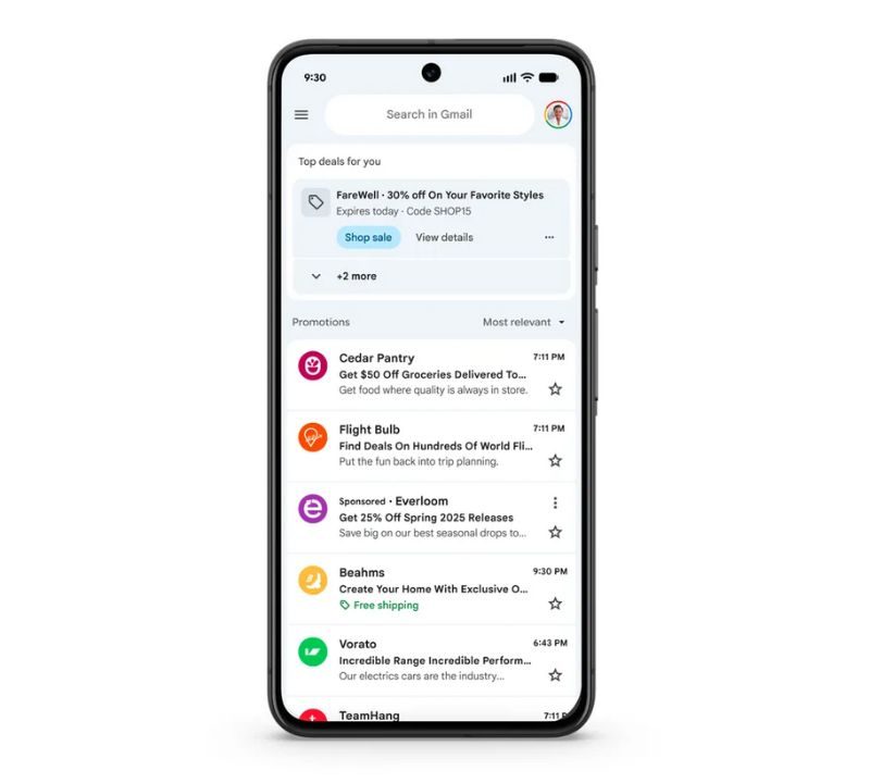 Imagen de la nueva versión de la pestaña Promocional de Gmail. Esta está ordenada por “más relevante” con una tarjeta en la parte superior de la vista que muestra “Las mejores ofertas para ti”