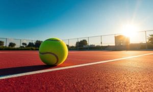 un impactante y realista primer plano de una bola de tenis volando en el aire atravesando la pista sobre la red. Luz de sol