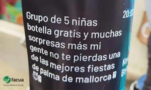Botella promueve fiesta en palma de mallorca. Texto en la botella: "Grupo de 5 niñas botella gratis y muchas sorpresas más mi gente no te pierdas una de las mejores fiestas de palma de mallorca".