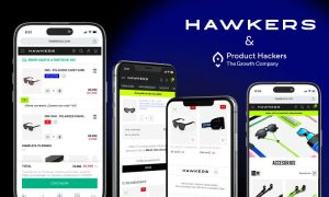 una composición de cinco pantallas de dispositivos móviles que ilustran distintas páginas del sitio web de Hawkers, enfocadas en el proceso de compra de gafas de sol. Se destacan elementos clave como productos con descuento, promociones activas como "2x1" o "Envío gratis a partir de 49€", y recomendaciones personalizadas. A la derecha de la imagen aparece el logotipo de Hawkers junto al de Product Hackers – The Growth Company, sugiriendo una colaboración entre ambas marcas, probablemente en un proyecto relacionado con optimización del funnel de conversión o diseño orientado a resultados. El fondo azul oscuro y el enfoque en pantallas móviles refuerzan el carácter tecnológico y orientado a eCommerce de la alianza.