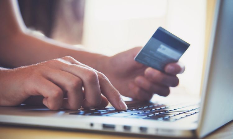 una mujer compra online en su ordenador