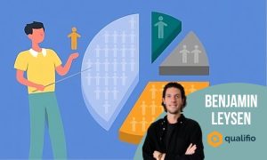 Ilustración de un hombre segmentando una audiencia en un gráfico circular a colores.