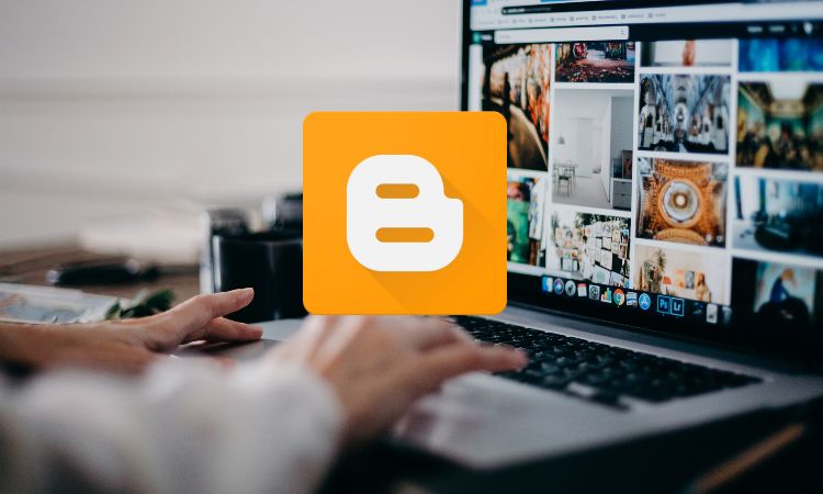 logo de blogger sobre un teclado de portatil