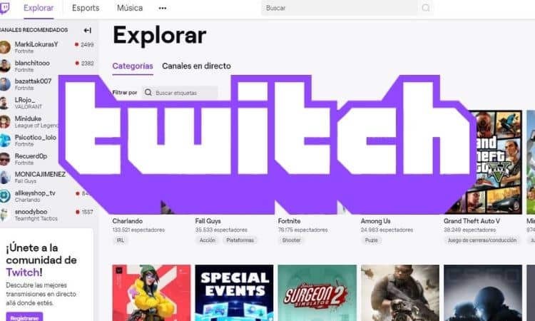 Texto "twitch" en grande sobre fondo de la página de exploración de Twitch. Muestra categorías de streaming en directo como Fortnite y Among Us.