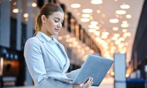 Imagen de una mujer haciendo una reserva online en Bitrix24.