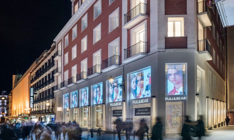 fotografía de la tienda de pull and bear en la calle preciados de madrid