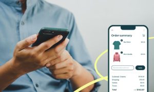 Imagen de una persona sosteniendo un móvil en las manos. En la esquina inferior derecha se ve otro movil con una página de checkout de eCommerce gestionada por Reveni.