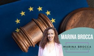 Imagen de un mazo de justicia apoyado sobre una bandera de la UE. En la esquina inferior derecha aparece la fotografía de Marina Brocca, autora de este artículo, junto con su nombre y el logo de su marca