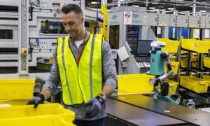 imagen de un robot de amazon trabajando en uno de sus almacenes