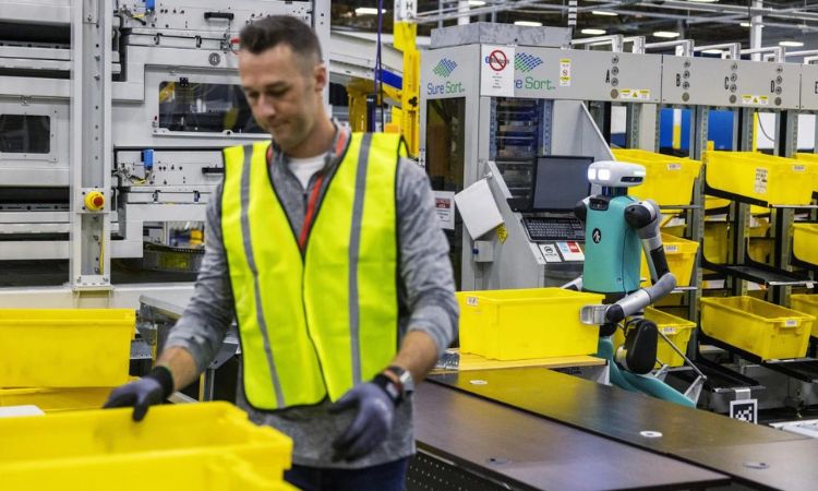 imagen de un robot de amazon trabajando en uno de sus almacenes