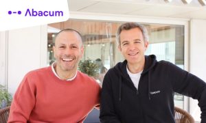 Fotografía corporativa de Julio Martínez y Jorge Lluch, fundadores de Abacum. En la esquina superior izquierda aparece el logo de la startup