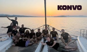 Fotografía de equipo de los trabajadores de Konvo AI en un barco