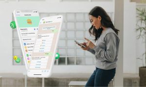 Mujer usando móvil; al lado, pantallas de chat muestran menús y emojis; fondo interior moderno. Ideal para campañas de tecnología y comunicación.