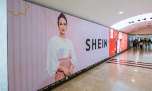 Imagen de un panel publicitario de Shein en un centro comercial