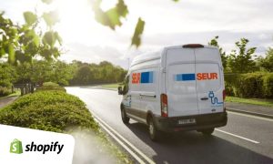 Fotografía de una furgoneta de SEUR. En la esquina inferior izquierda aparece el logo de Shopify, plataforma de eCommerce que acaba de integrar a SEUR como socio logístico