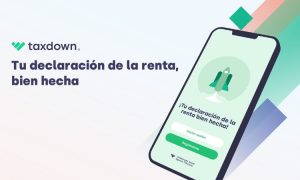 Teléfono muestra app de declaración de renta en pantalla, rodeado de gráficos. Texto: "taxdown. Tu declaración de la renta, bien hecha."
