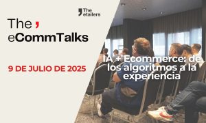 Cartel promocional del evento The eCommTalks organizado por The Etailers. Se llevará a cabo el 9 de julio de 2025 y el tema central es: "IA + Ecommerce: de los algoritmos a la experiencia". El cartel combina un fondo claro con texto en negro y rojo en el lado izquierdo, y una fotografía de asistentes en una conferencia en el lado derecho, lo que sugiere un entorno profesional y presencial.