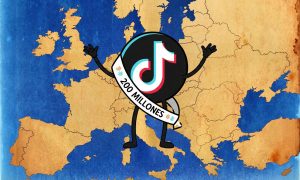 Sobre un mapa de Europa, aparece un muñeco que es el símbolo de TikTok con una banda conmemorativa que pone "200 millones"