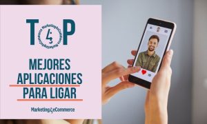 Fotografía de las manos de una persona sosteniendo un teléfono móvil y usando una app para ligar.