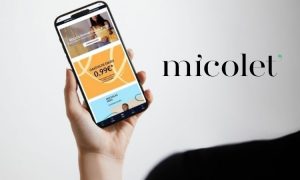 persona utilizando la app de micolet en el movil