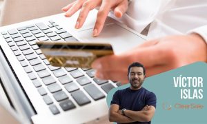 Ordenador portátil, mano sosteniendo tarjeta de crédito; actividad de compra en línea. A la derecha, imagen de Víctor Islas y logo de ClearSage.