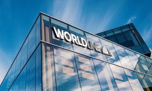 Fotografía de la parte superior de un edificio acristalado perteneciente a Worldline